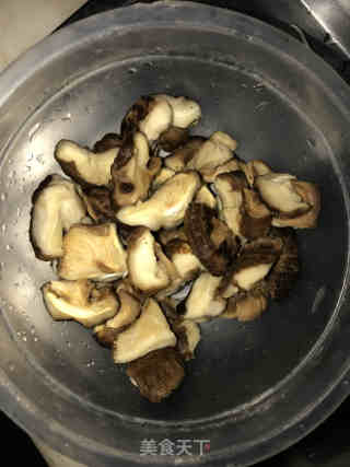 沙茶酱焖香菇鸡的做法步骤：1