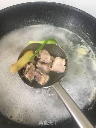 糖醋小排简易版的做法步骤：1