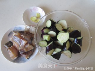 腊鱼烧茄子的做法步骤：1