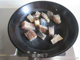 腊鱼烧茄子的做法步骤：2