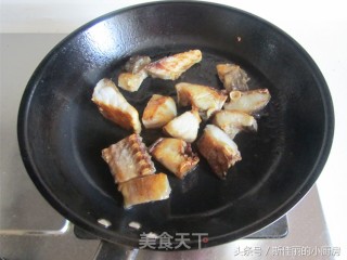 腊鱼烧茄子的做法步骤：3
