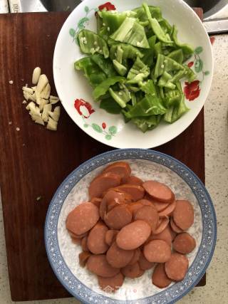 青椒香肠的做法步骤：2
