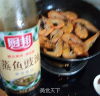 豉油皇煎虾的做法步骤：2