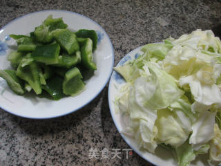 灯椒炒圆白菜的做法步骤：1