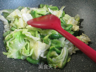 灯椒炒圆白菜的做法步骤：4