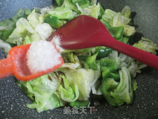灯椒炒圆白菜的做法步骤：7