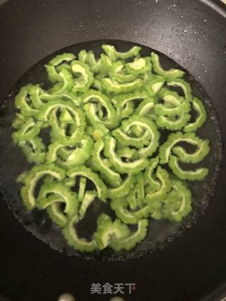 苦瓜炒蛋的做法步骤：3