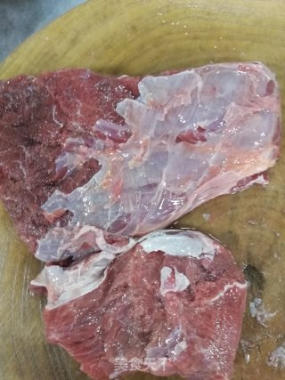 孜然麻香牛肉丁的做法步骤：1