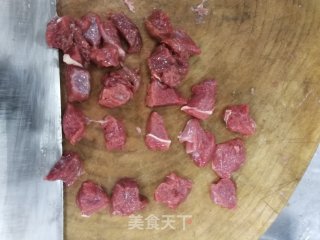 孜然麻香牛肉丁的做法步骤：2