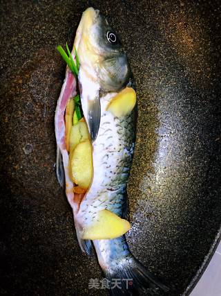 鲫鱼豆腐汤的做法步骤：1