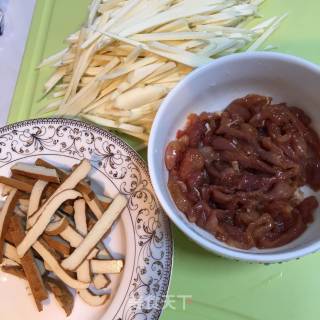 豆干肉丝烩茭白的做法步骤：1