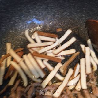豆干肉丝烩茭白的做法步骤：3