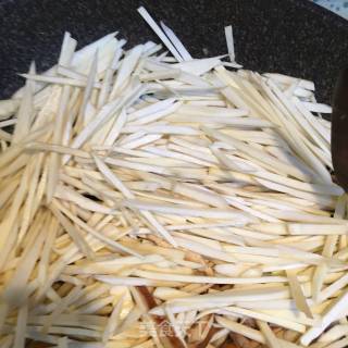 豆干肉丝烩茭白的做法步骤：4