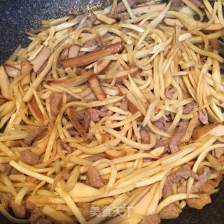 豆干肉丝烩茭白的做法步骤：5