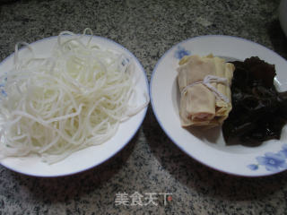 黑木耳肉面结煮米粉的做法步骤：1