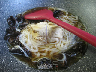 黑木耳肉面结煮米粉的做法步骤：7