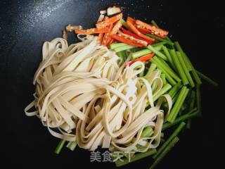 芹菜炒千张的做法步骤：3