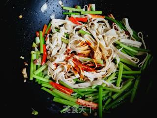 芹菜炒千张的做法步骤：4