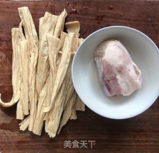 腐竹烧肉的做法步骤：1