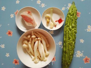 苦瓜白玉菇炒肉的做法步骤：1