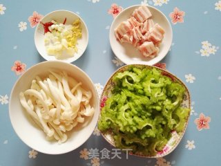 苦瓜白玉菇炒肉的做法步骤：2