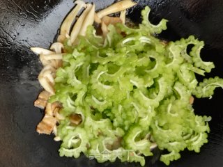 苦瓜白玉菇炒肉的做法步骤：7