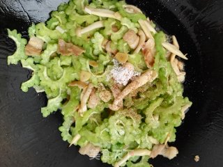 苦瓜白玉菇炒肉的做法步骤：9