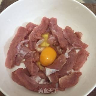 酸酸甜甜的糖醋里脊的做法步骤：2