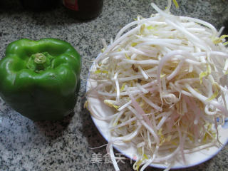 灯椒炒绿豆芽的做法步骤：1