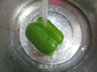 灯椒炒绿豆芽的做法步骤：2