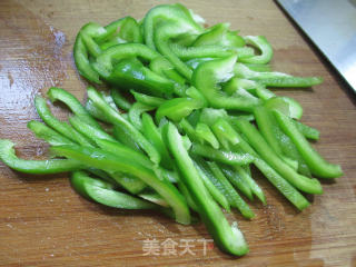 灯椒炒绿豆芽的做法步骤：3