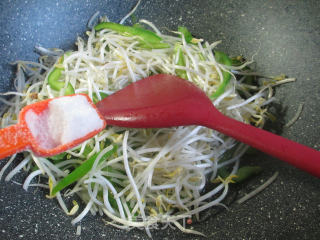 灯椒炒绿豆芽的做法步骤：6