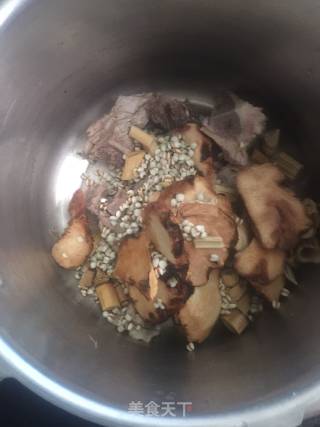 土茯苓薏米扇骨汤的做法步骤：4