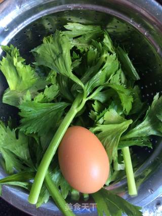 芹菜叶鸡蛋饼的做法步骤：2
