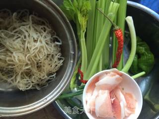 芹菜炒粉条的做法步骤：1