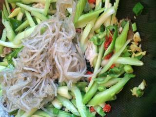 芹菜炒粉条的做法步骤：6