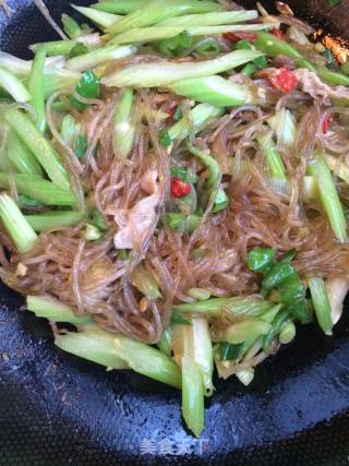 芹菜炒粉条的做法步骤：7