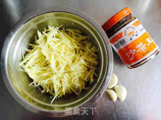 沙茶蒸土豆的做法步骤：1