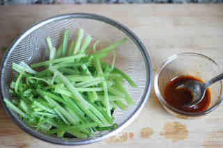 爽口芹菜的做法步骤：5