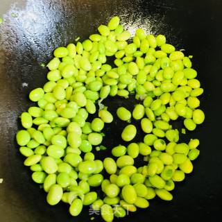 红椒丝炒毛豆的做法步骤：3