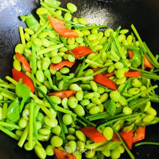 红椒丝炒毛豆的做法步骤：4