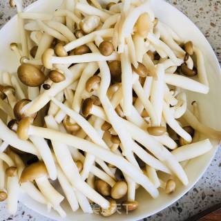 青红椒炒蘑菇的做法步骤：1