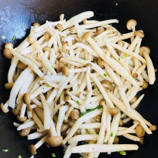 青红椒炒蘑菇的做法步骤：4