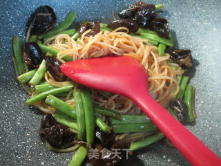 黑木耳梅豆炒米粉的做法步骤：7