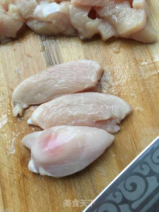鸡脯肉炒茄子的做法步骤：1