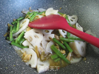 榨菜丝梅豆炒莲藕的做法步骤：7