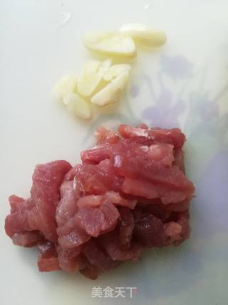 家常卷心菜炒肉的做法步骤：1