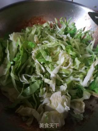 家常卷心菜炒肉的做法步骤：3