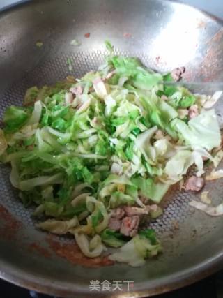 家常卷心菜炒肉的做法步骤：4
