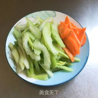 西芹胡萝卜炒百合的做法步骤：1